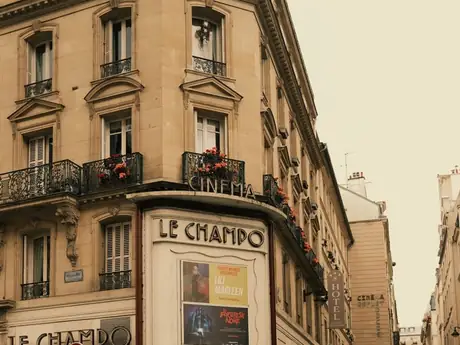 La façade d'un cinéma de quartier.